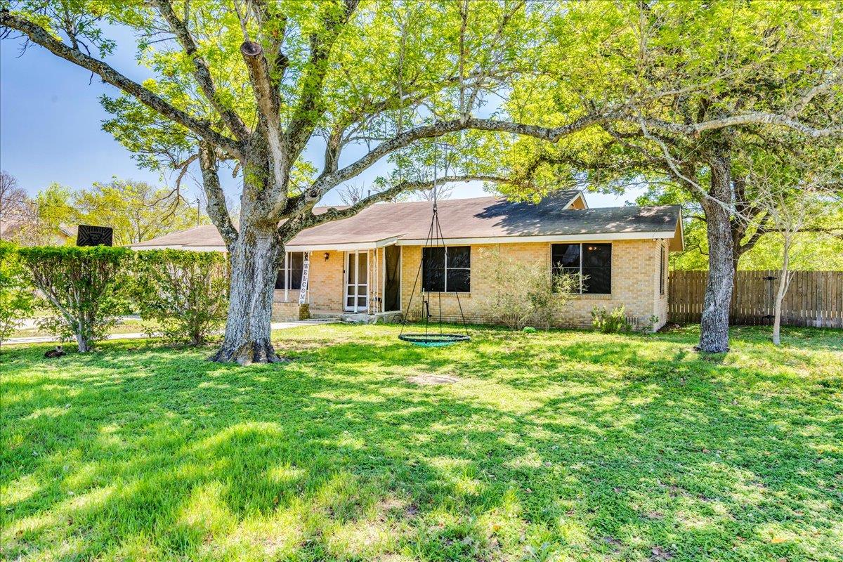 500 Blackjack St, Lockhart, TX 78644