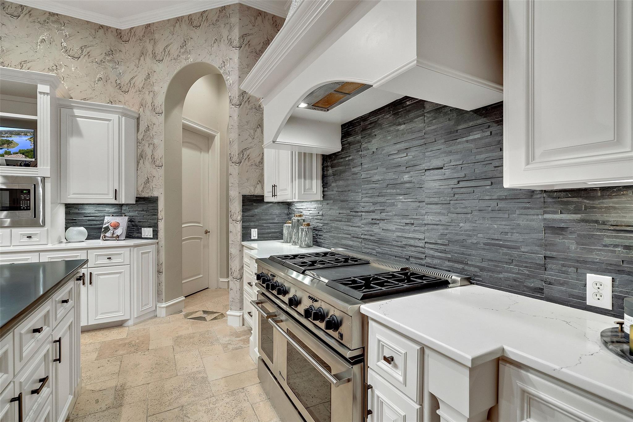 601 S Angel Light Dr, Spicewood, TX 78669