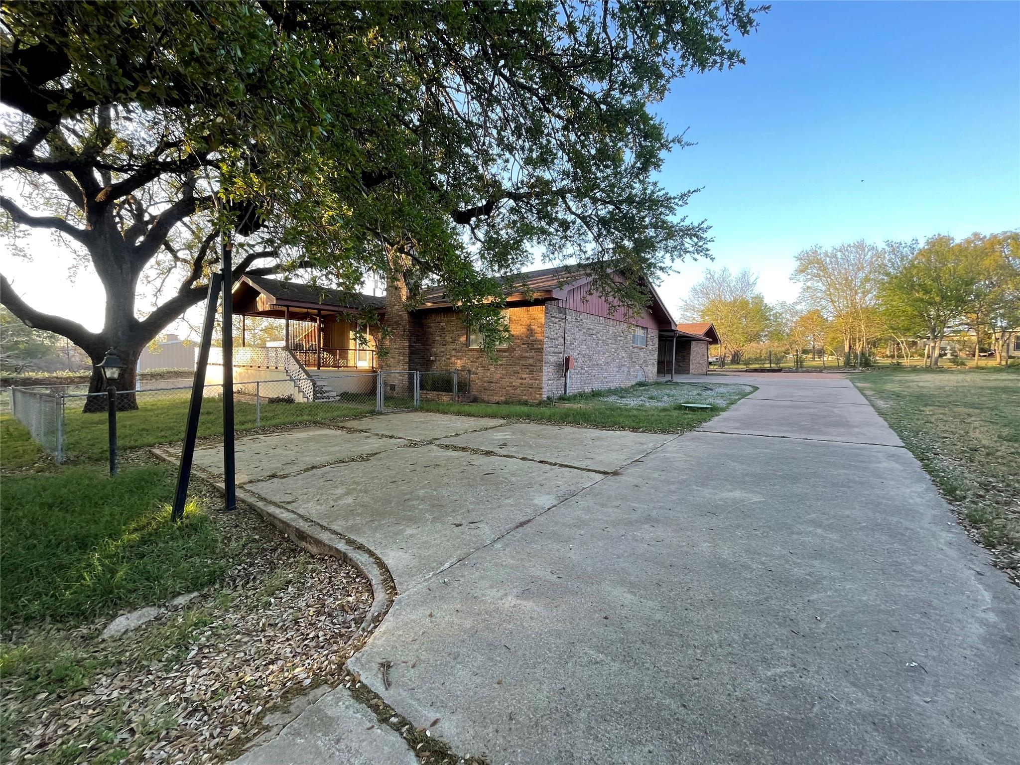 4317 River Oaks Dr, Kingsland, TX 78639