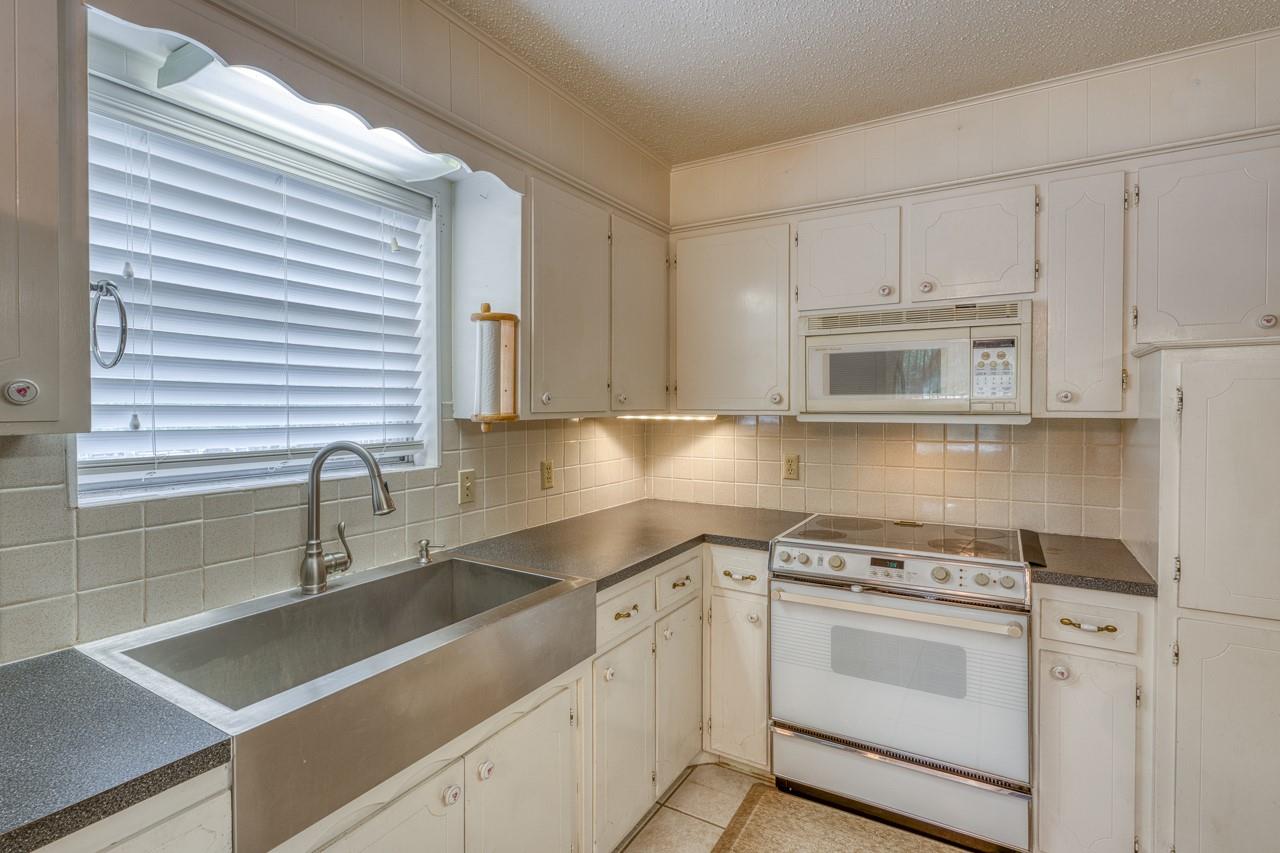 4317 River Oaks Dr, Kingsland, TX 78639