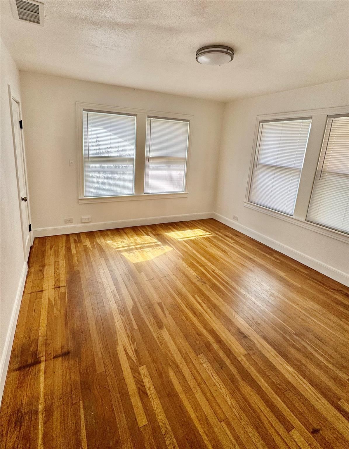 589 N Chambers St, Giddings, TX 78942