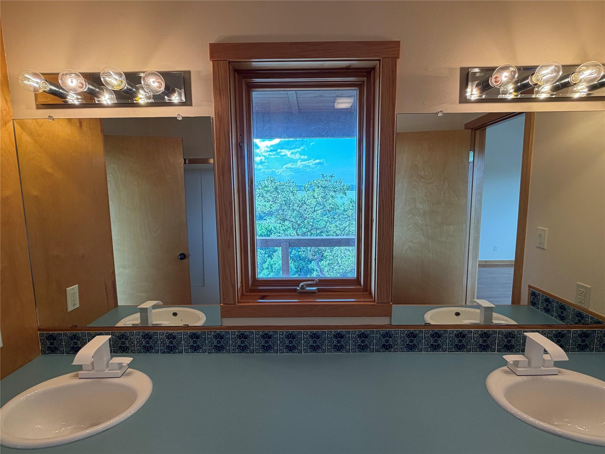 212 Comanche Cp, Kyle, TX 78640