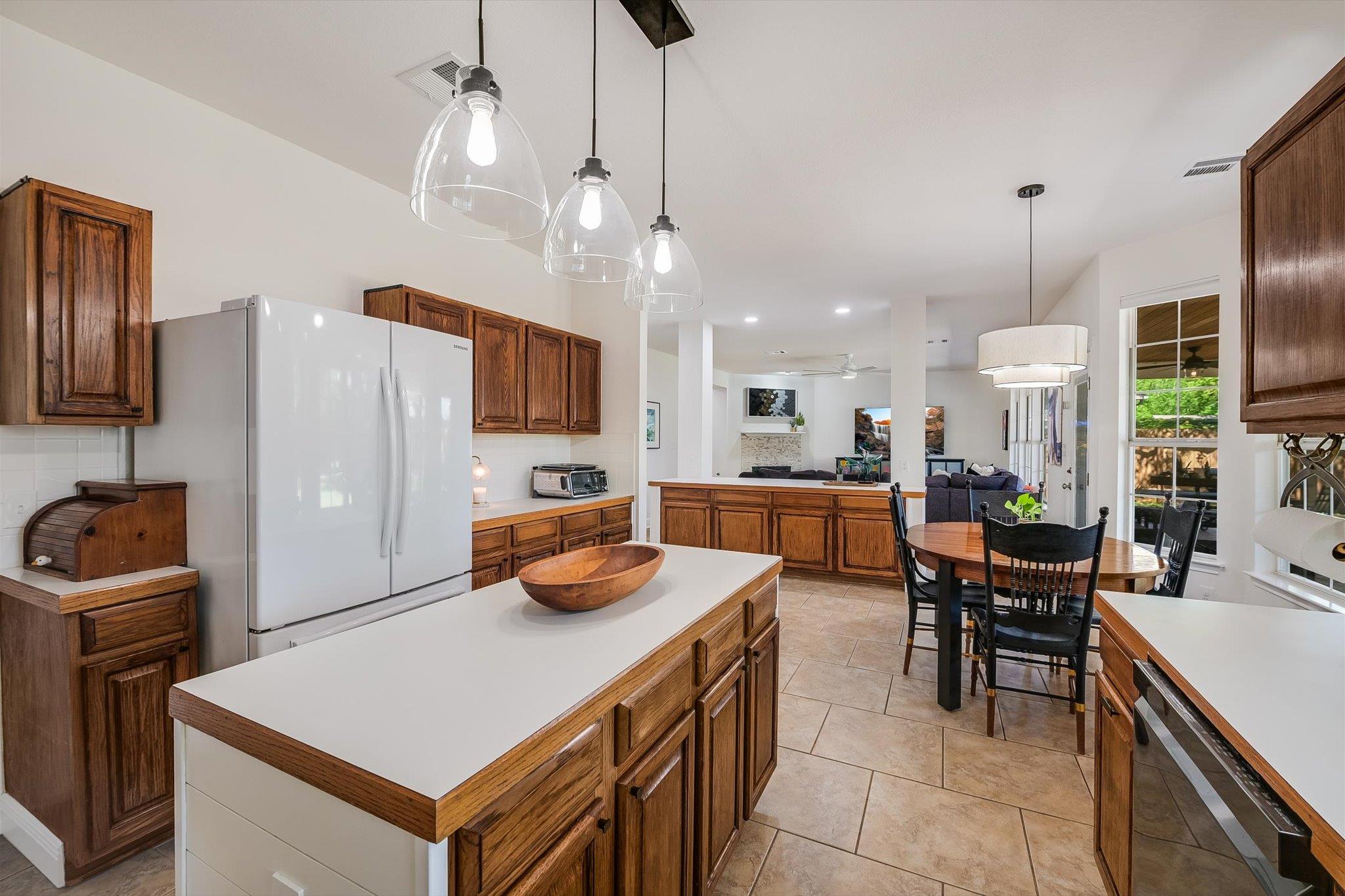 806 Mountain View Dr, Pflugerville, TX 78660