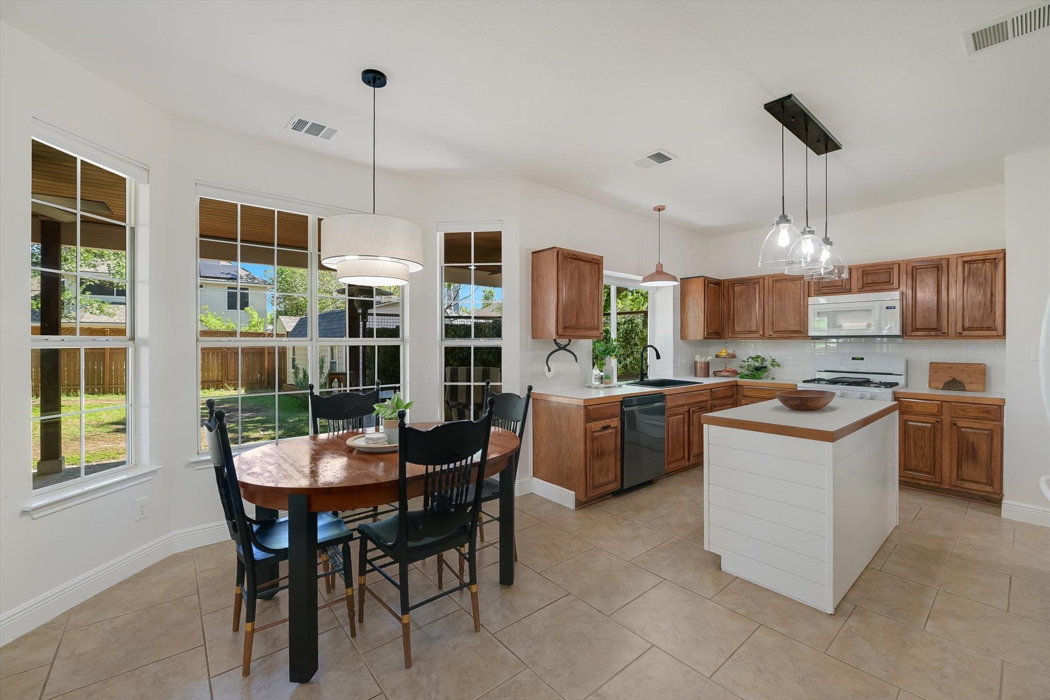 806 Mountain View Dr, Pflugerville, TX 78660