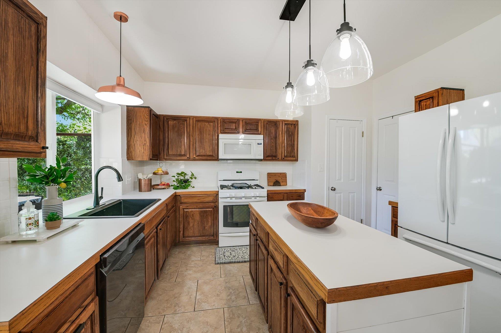 806 Mountain View Dr, Pflugerville, TX 78660