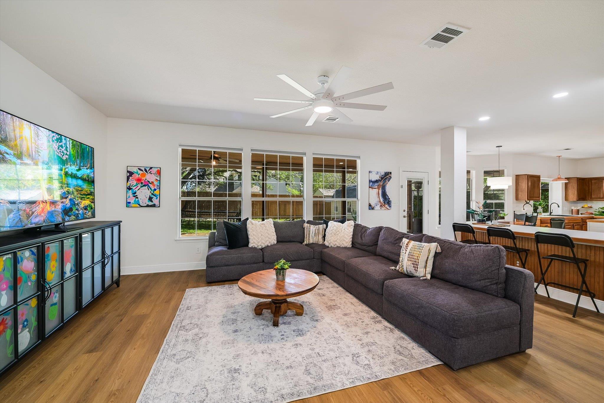 806 Mountain View Dr, Pflugerville, TX 78660