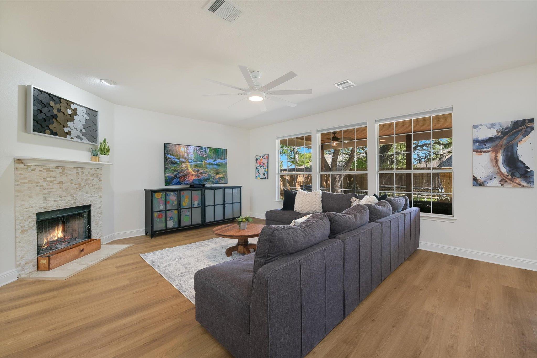 806 Mountain View Dr, Pflugerville, TX 78660