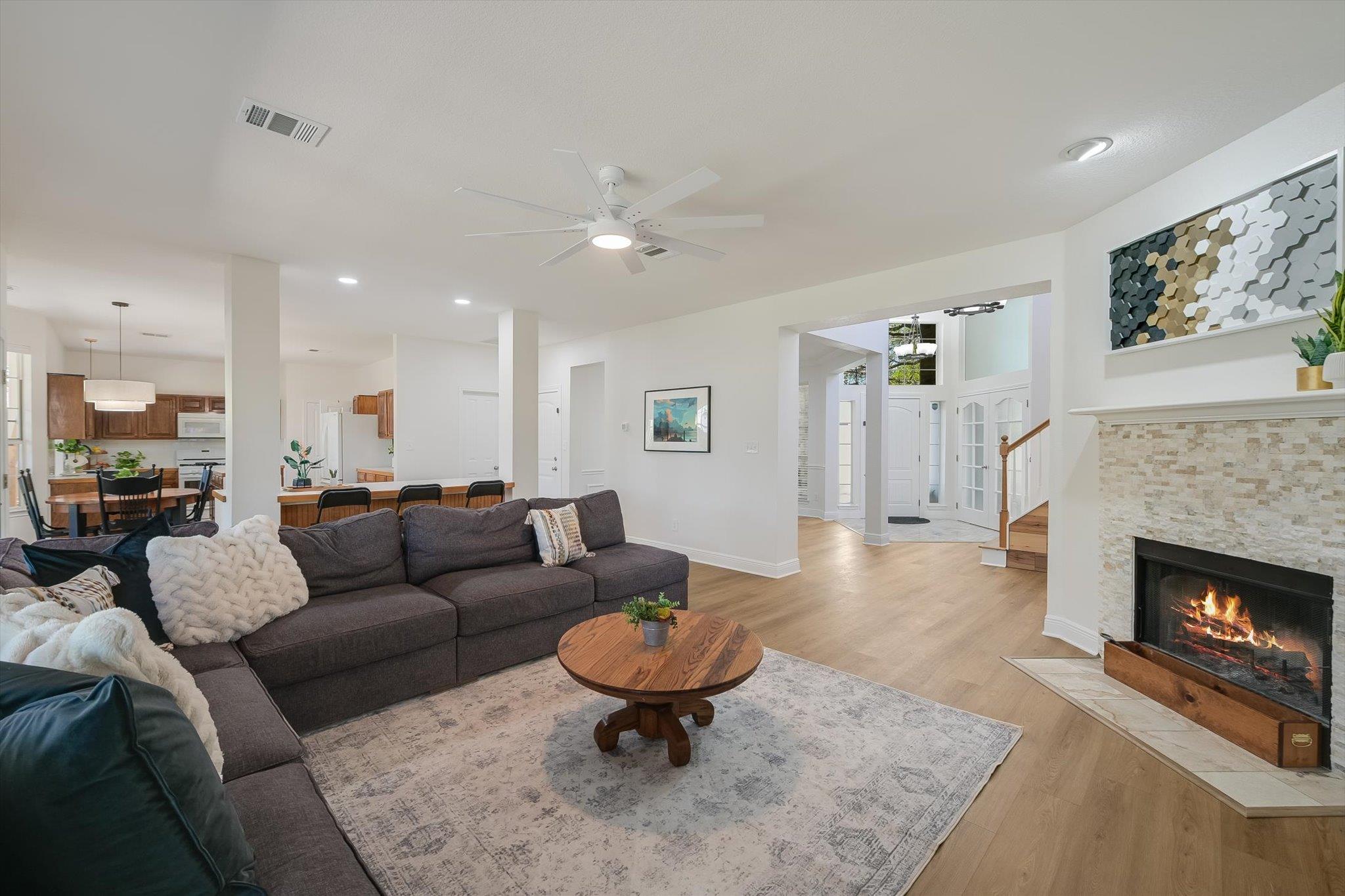 806 Mountain View Dr, Pflugerville, TX 78660