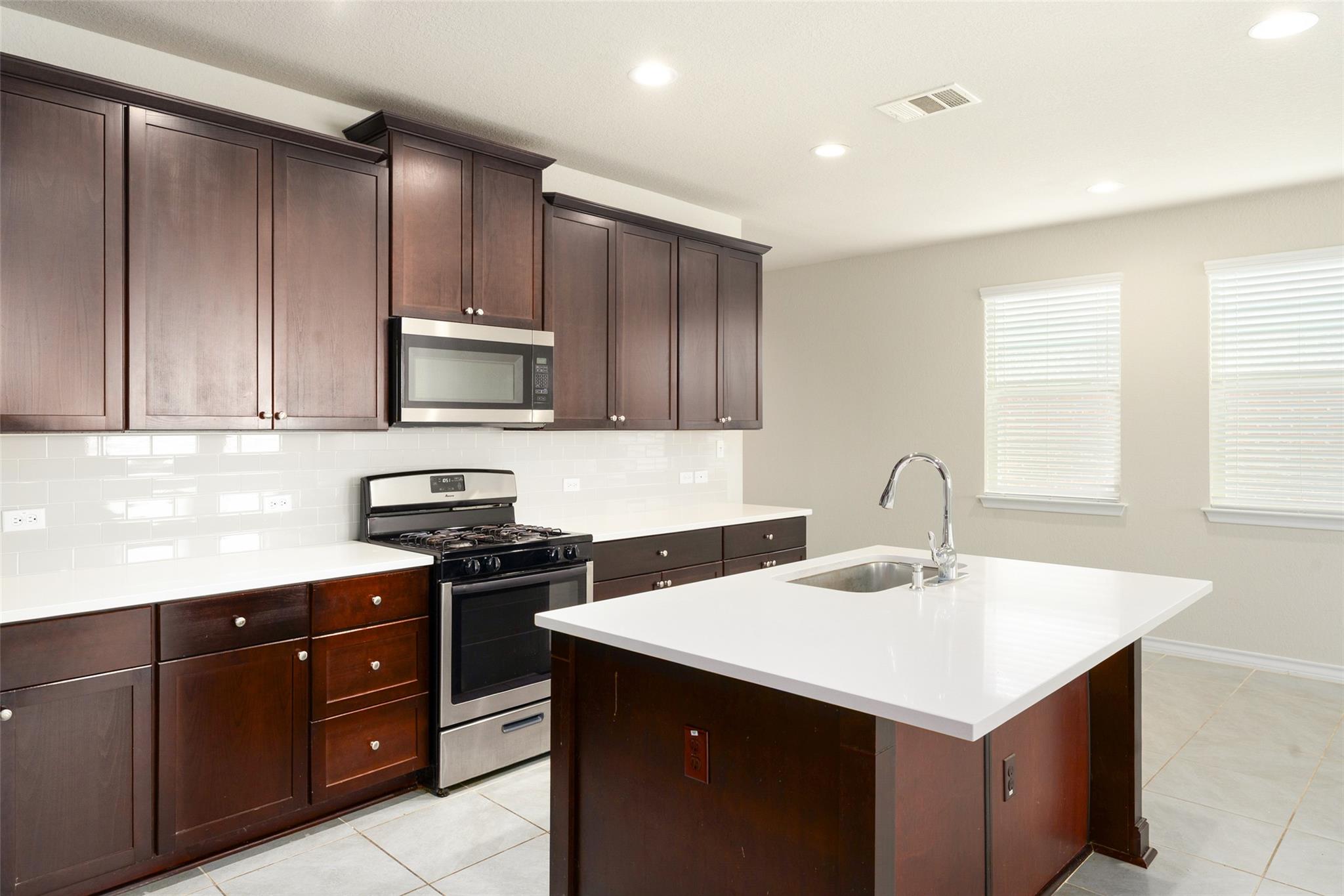 147 Mary Max Cir, San Marcos, TX 78666