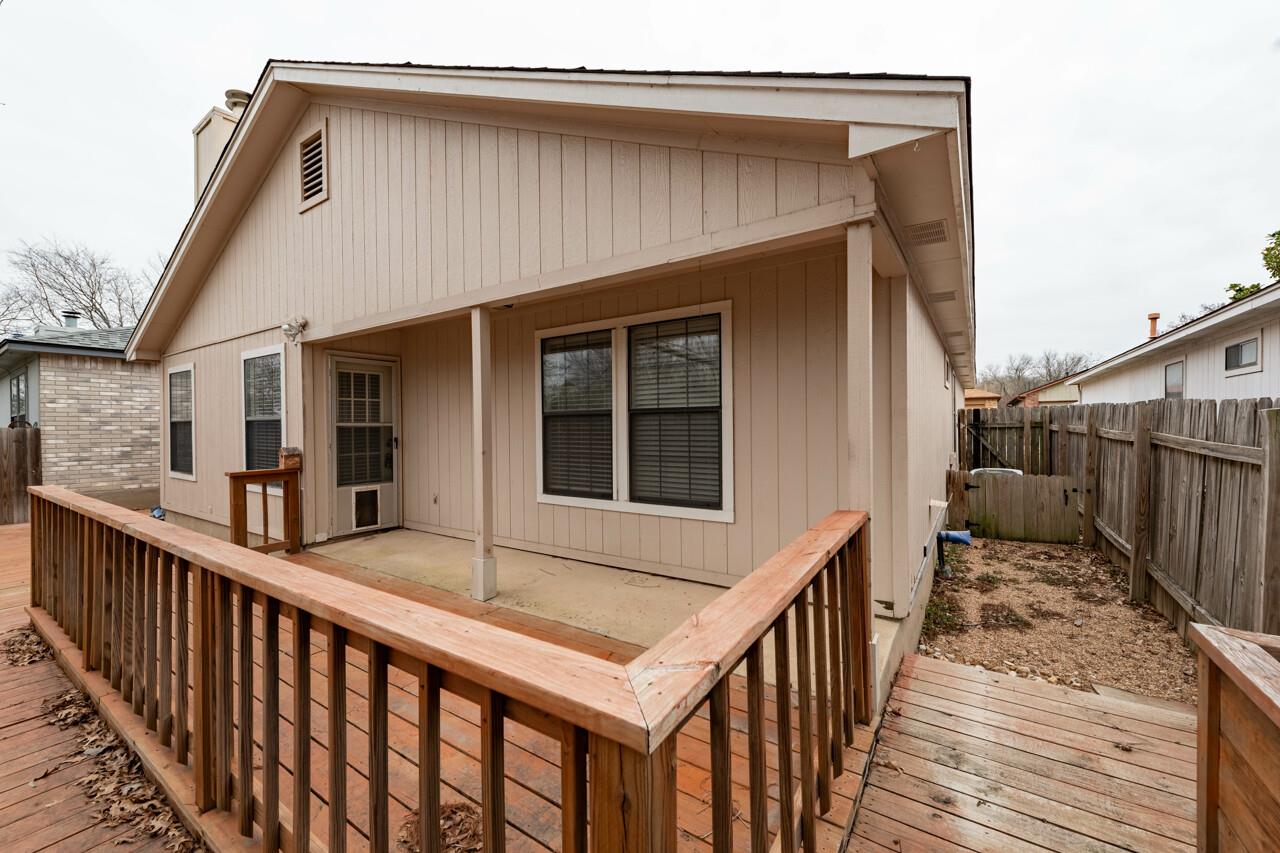 416 Village Ln, Buda, TX 78610