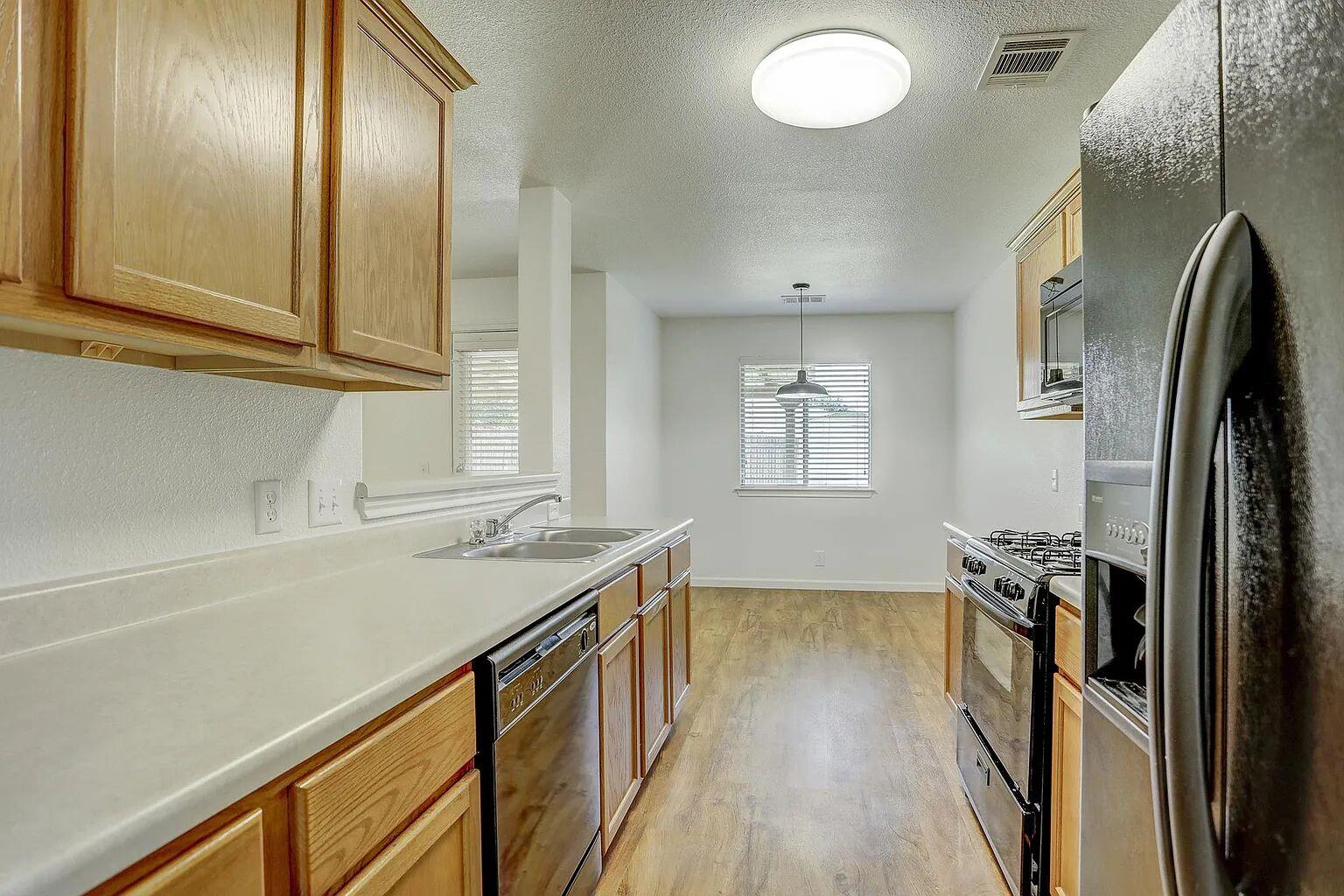 207 Tolcarne Dr, Hutto, TX 78634