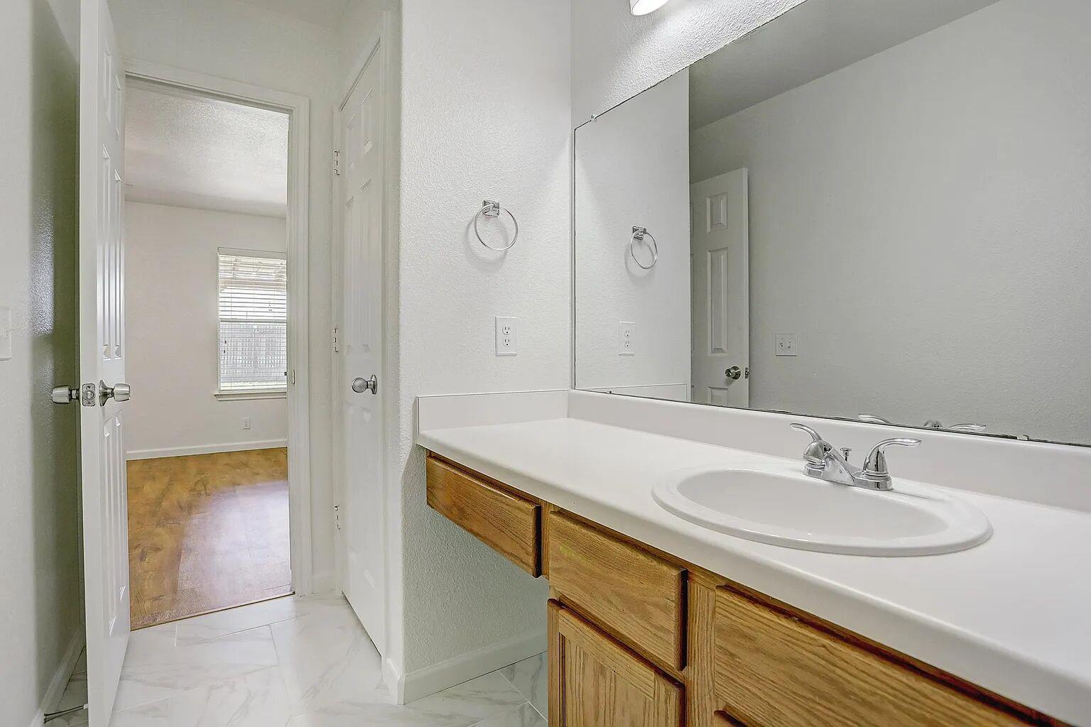 207 Tolcarne Dr, Hutto, TX 78634