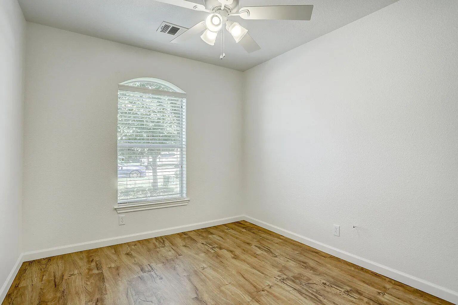 207 Tolcarne Dr, Hutto, TX 78634