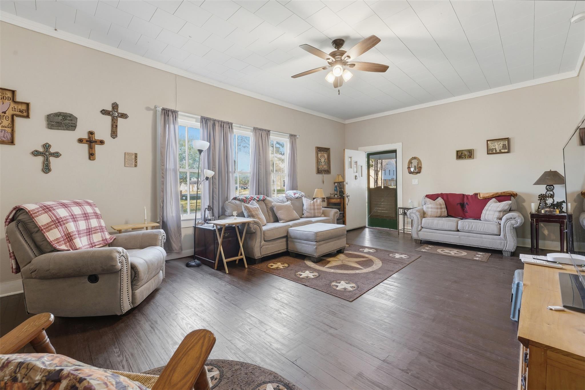 211 E 4th St, Nixon, TX 78140