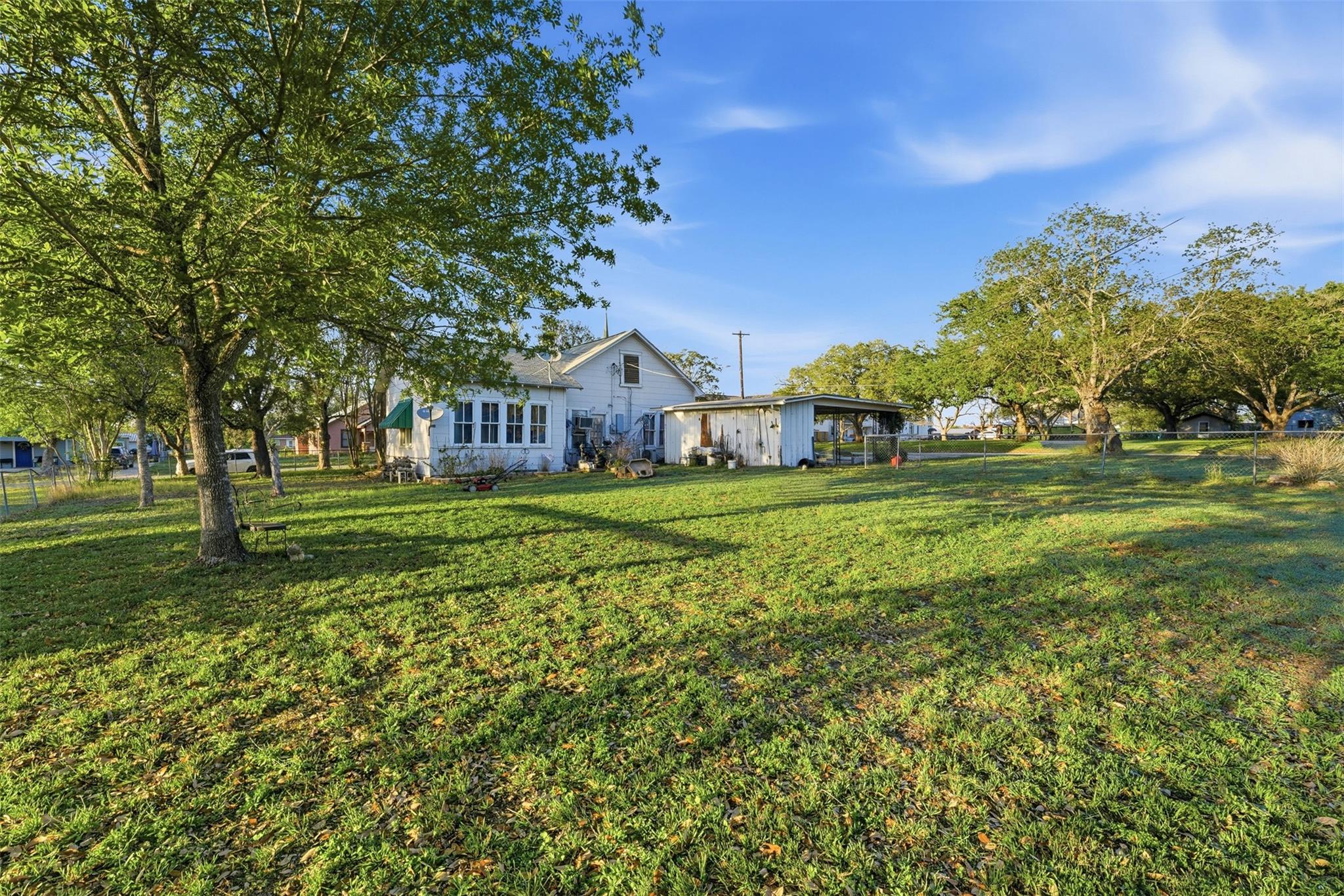 211 E 4th St, Nixon, TX 78140