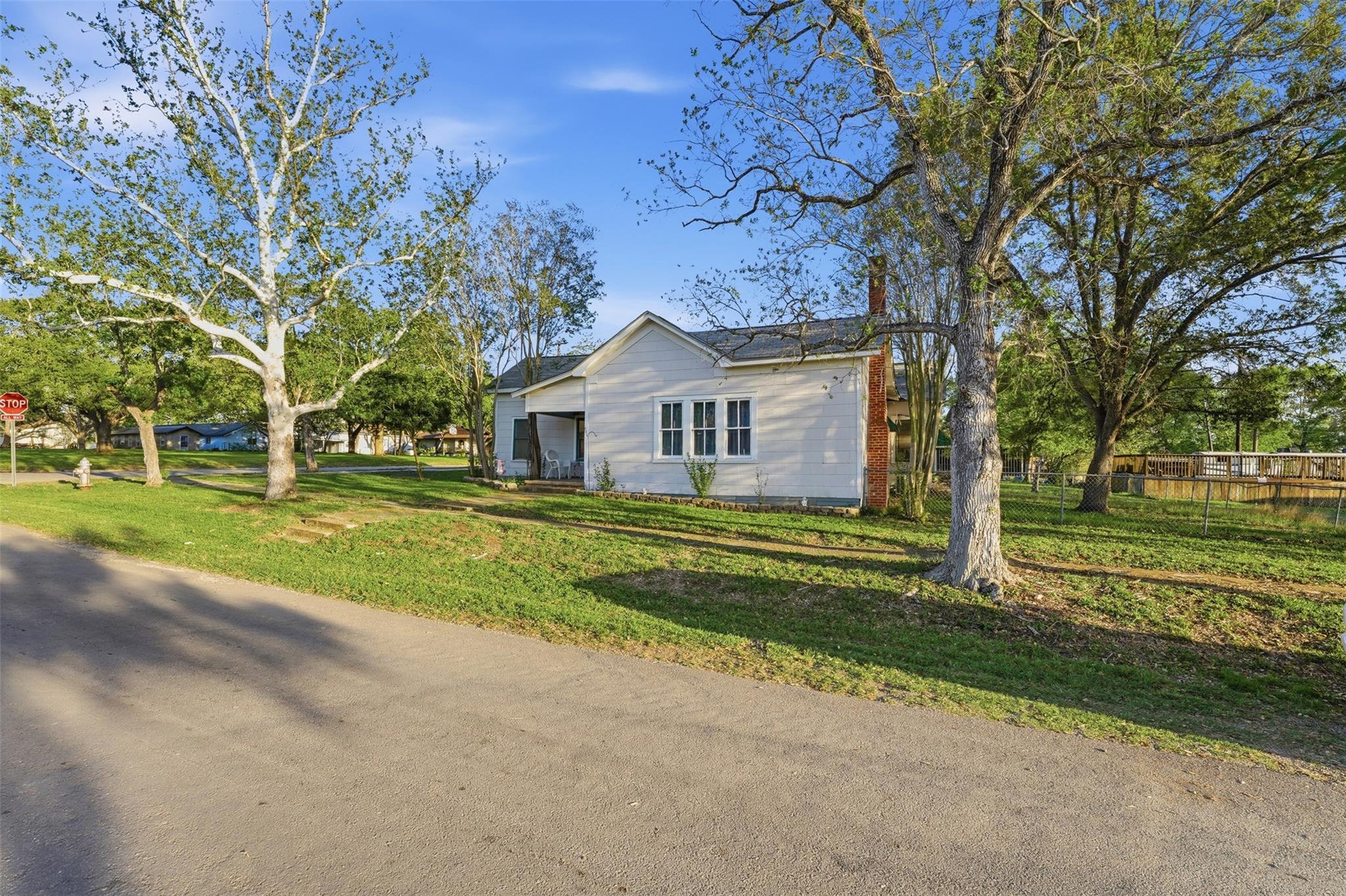 211 E 4th St, Nixon, TX 78140