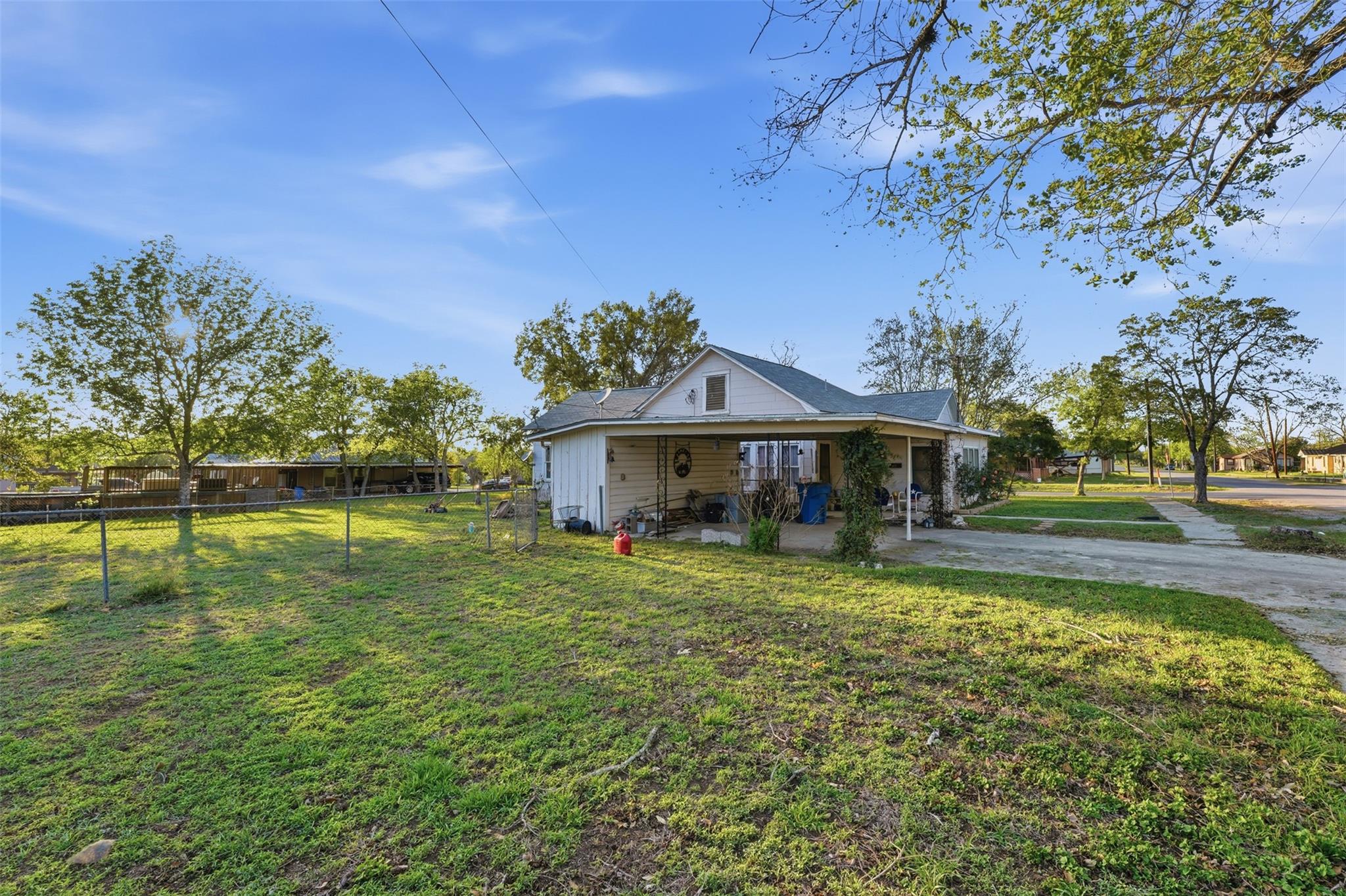 211 E 4th St, Nixon, TX 78140