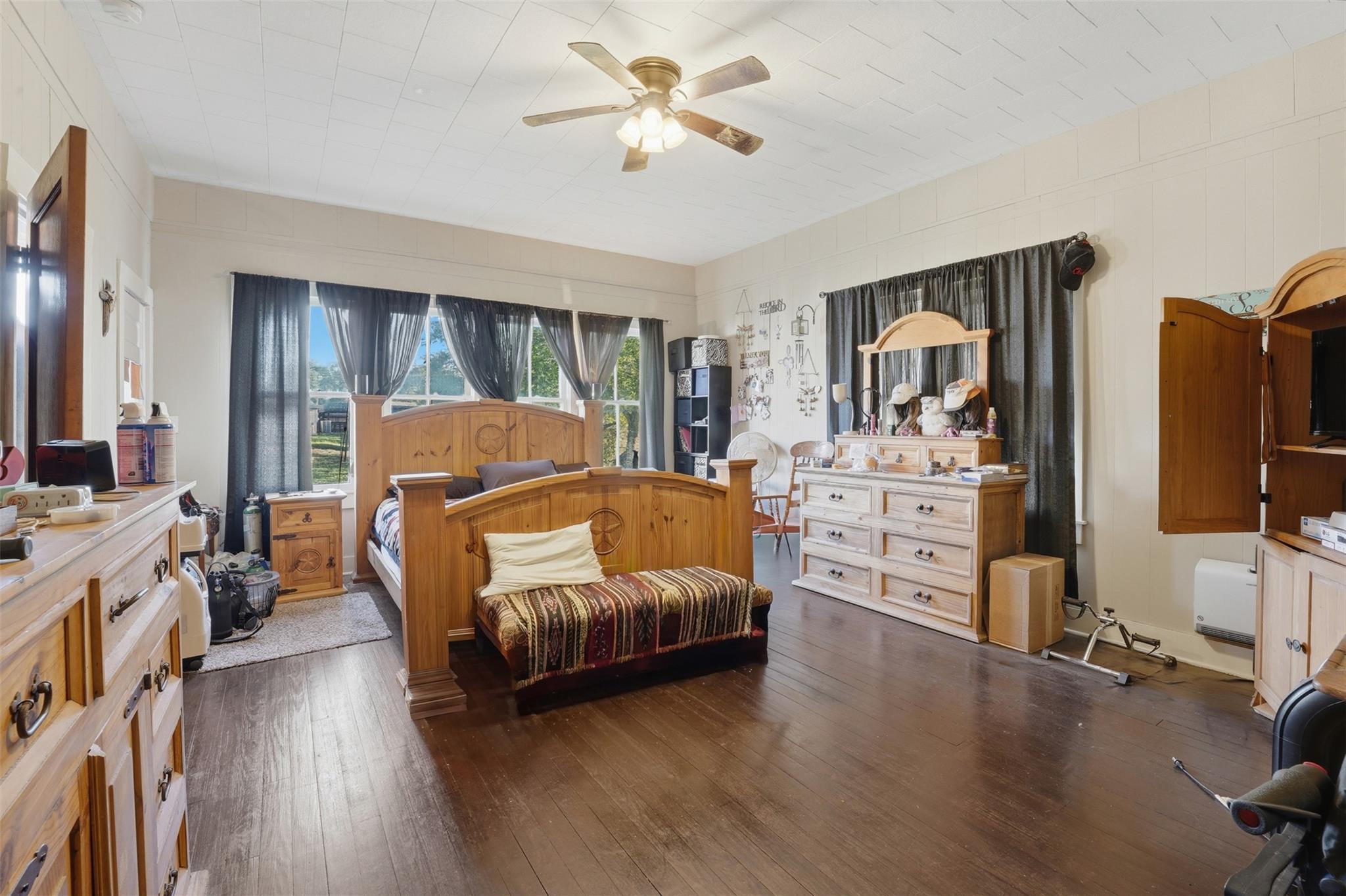 211 E 4th St, Nixon, TX 78140