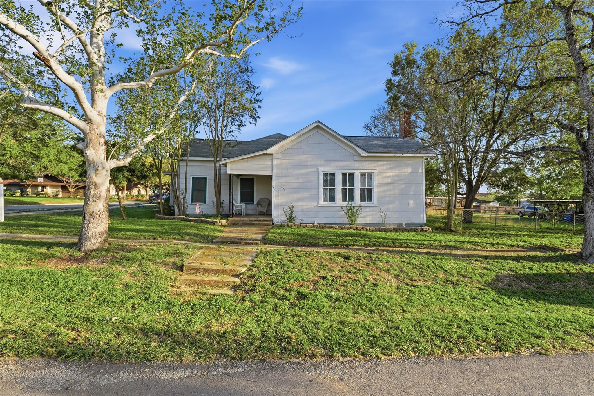 211 E 4th St, Nixon, TX 78140