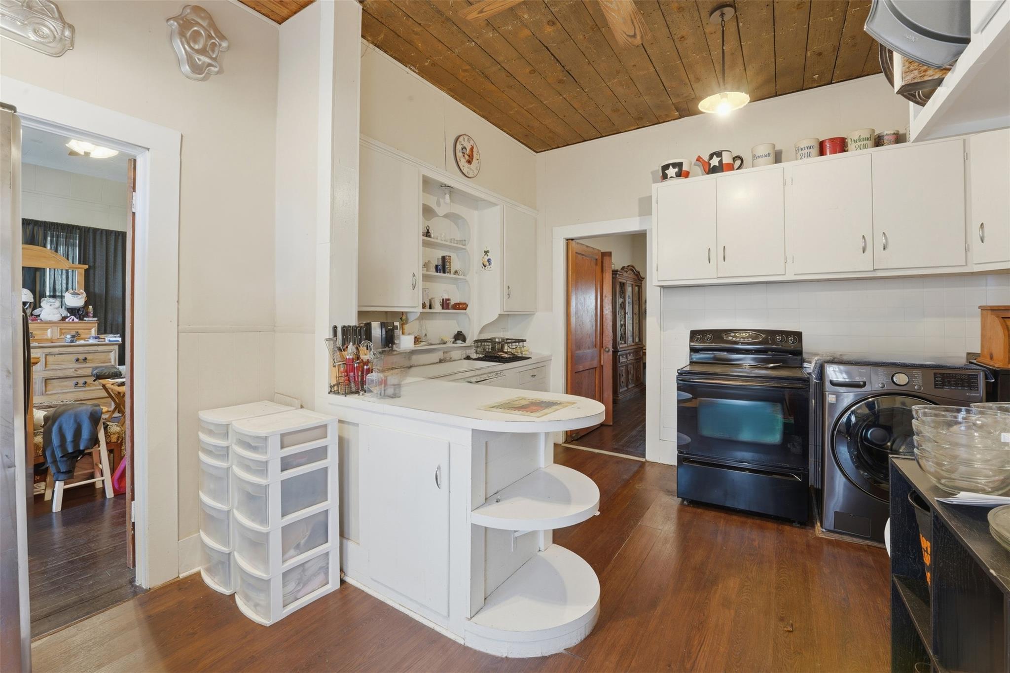 211 E 4th St, Nixon, TX 78140