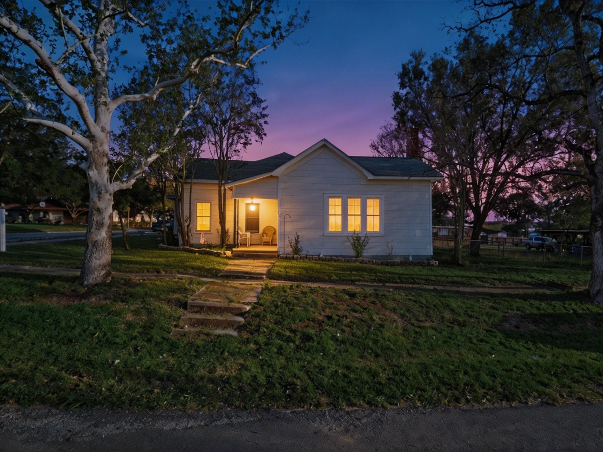 211 E 4th St, Nixon, TX 78140