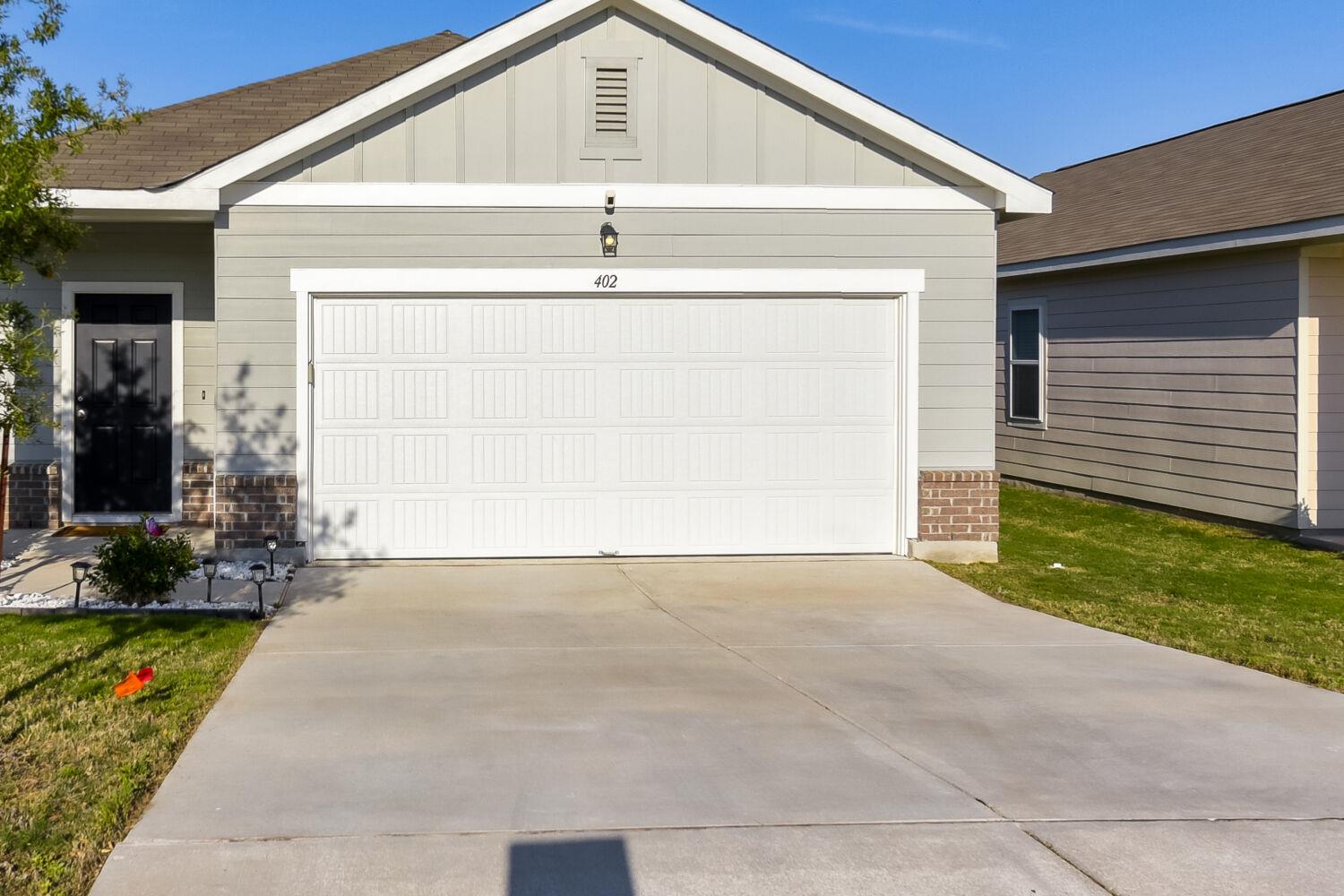 402 Gemsbok Rd, Hutto, TX 78634