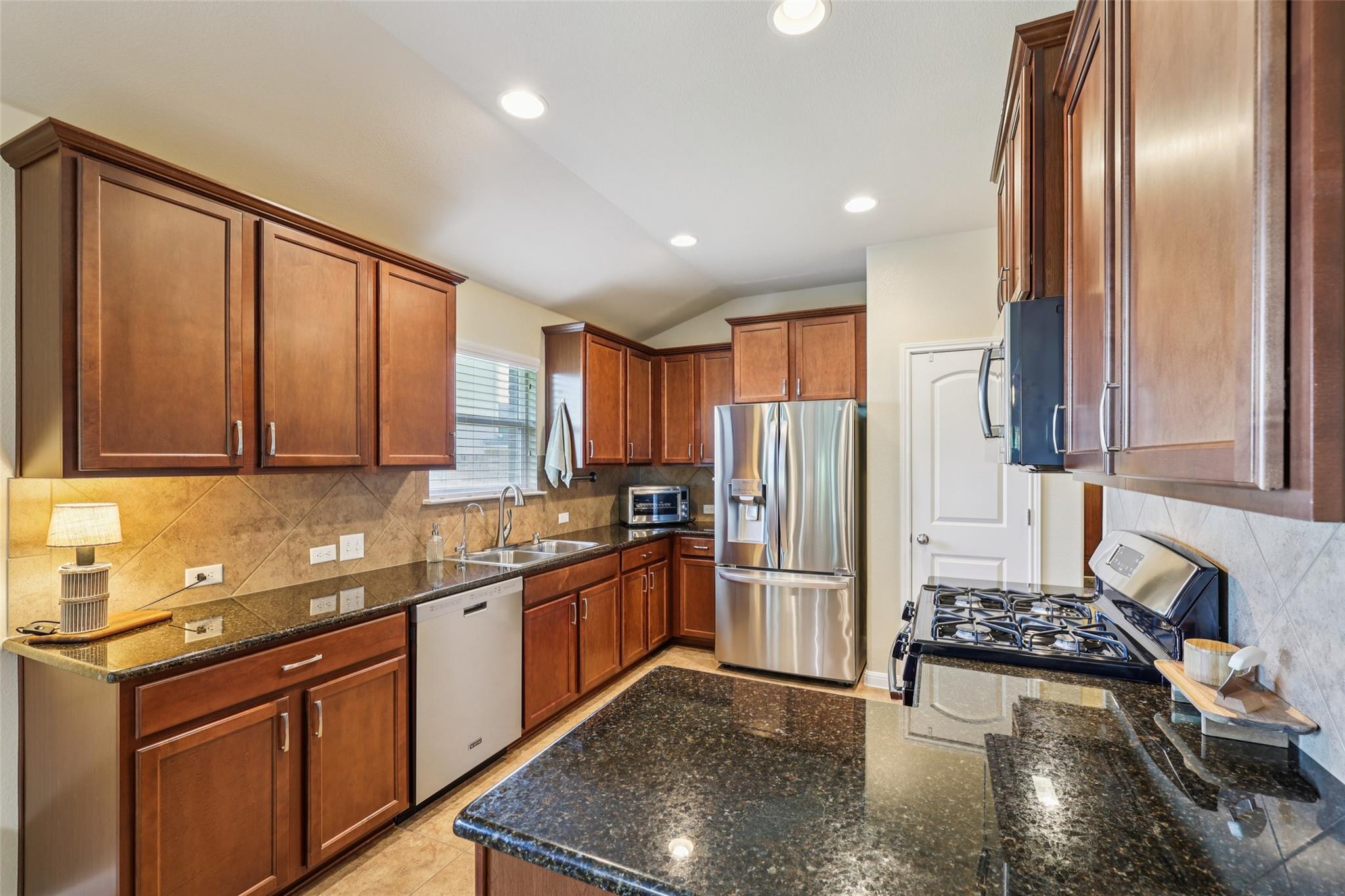 180 Chickadee Cv, Kyle, TX 78640