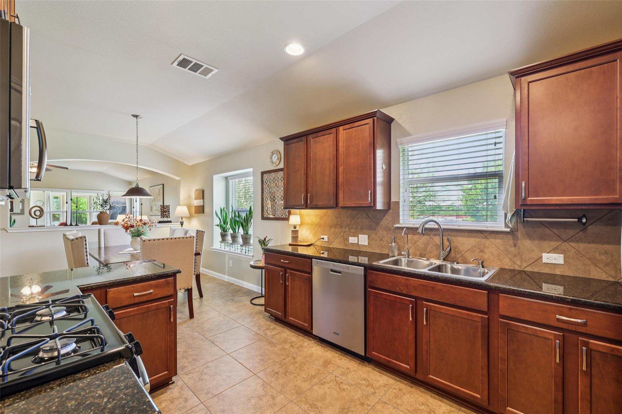 180 Chickadee Cv, Kyle, TX 78640