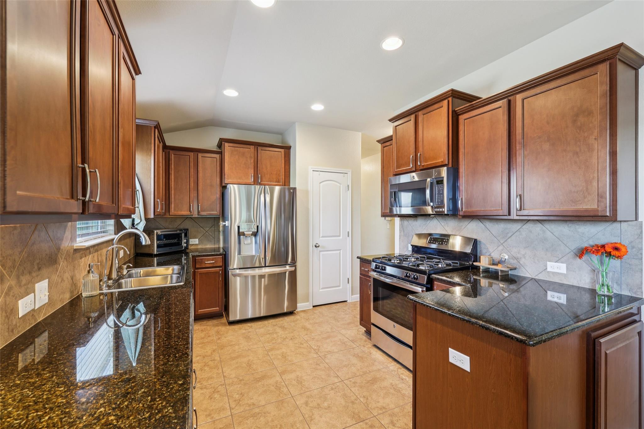 180 Chickadee Cv, Kyle, TX 78640