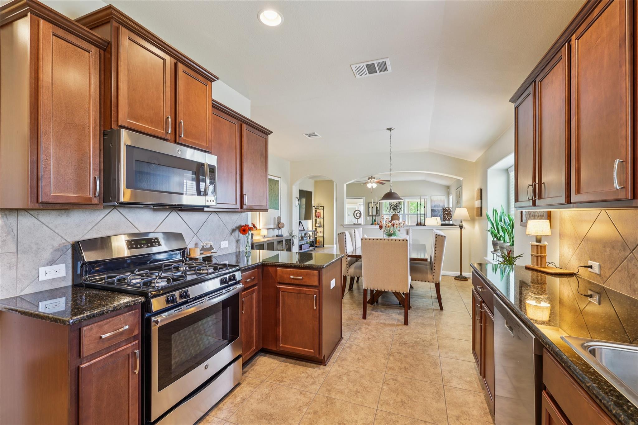 180 Chickadee Cv, Kyle, TX 78640