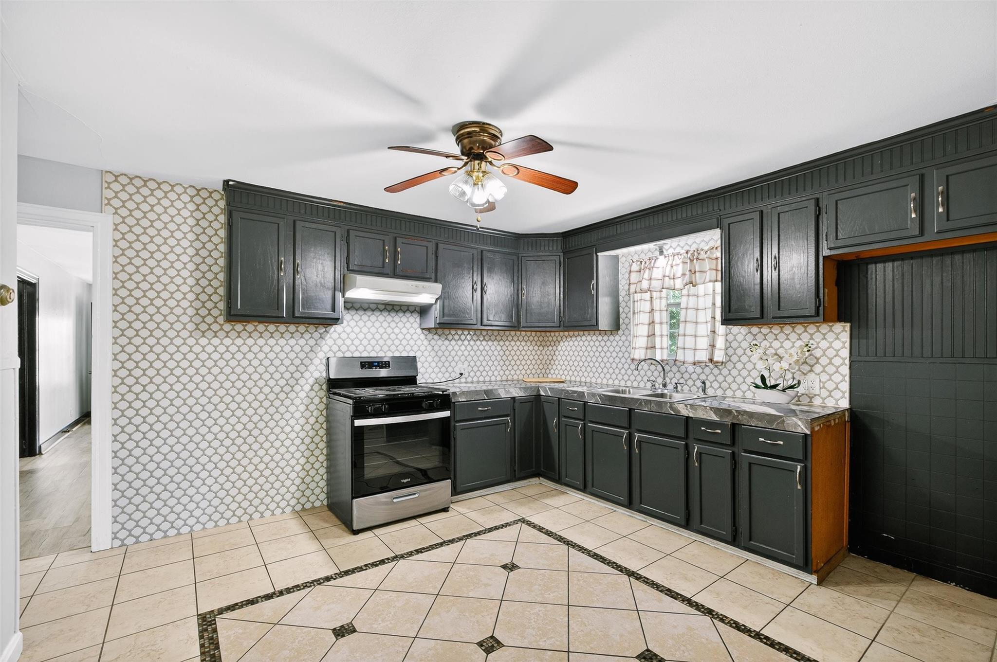 204 Taylor St, Hutto, TX 78634