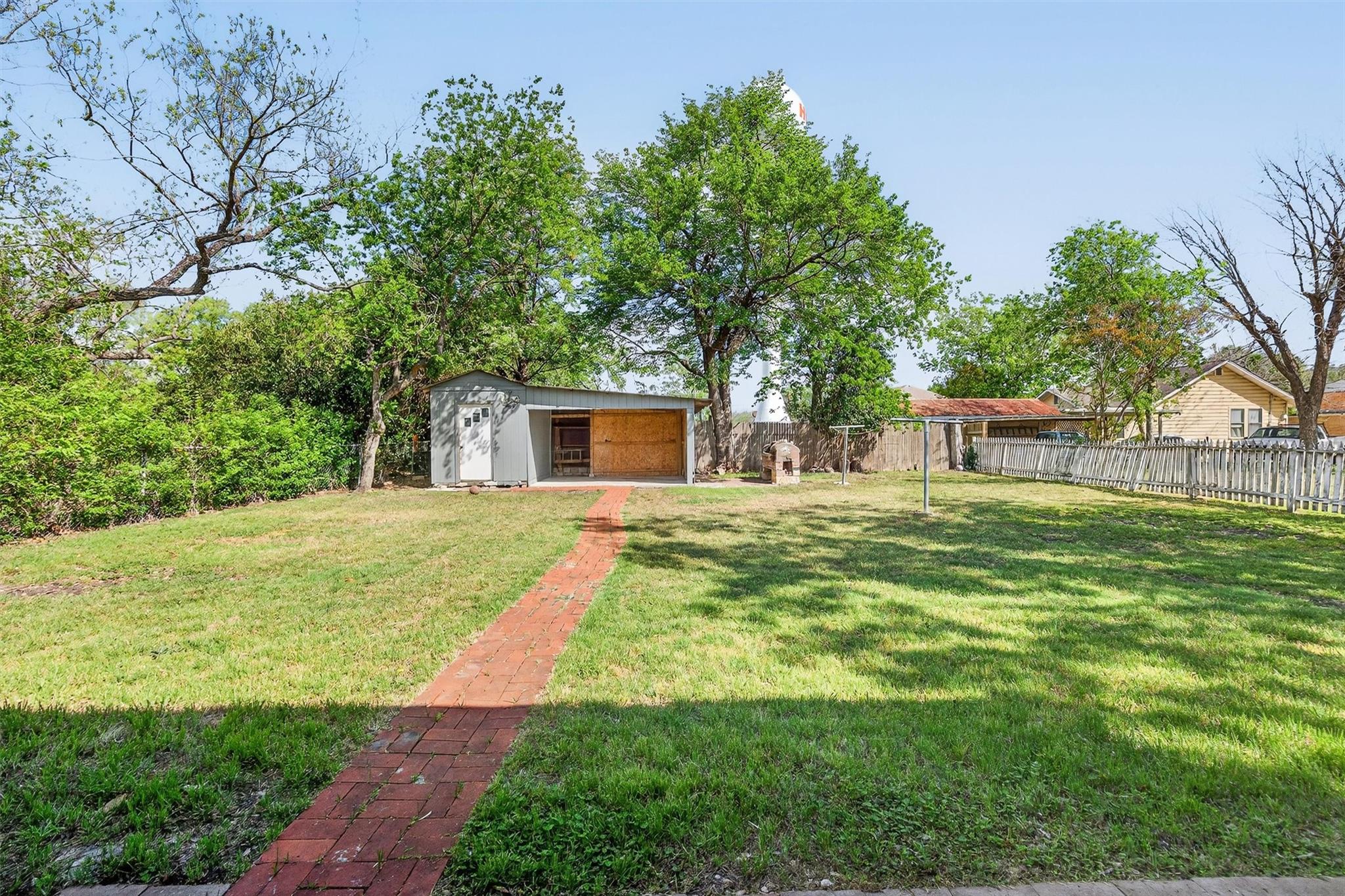 204 Taylor St, Hutto, TX 78634
