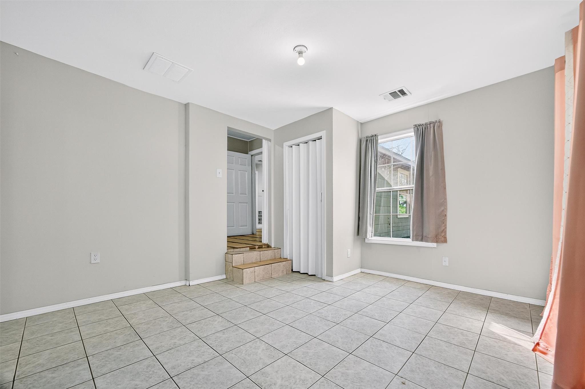 204 Taylor St, Hutto, TX 78634