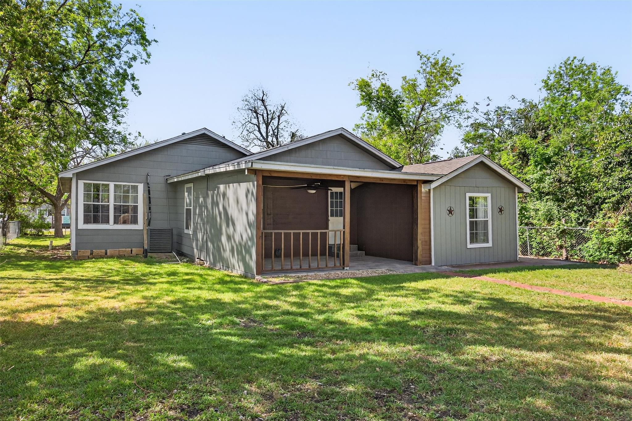 204 Taylor St, Hutto, TX 78634