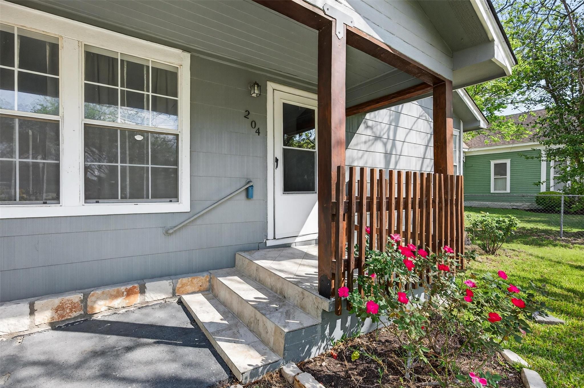 204 Taylor St, Hutto, TX 78634