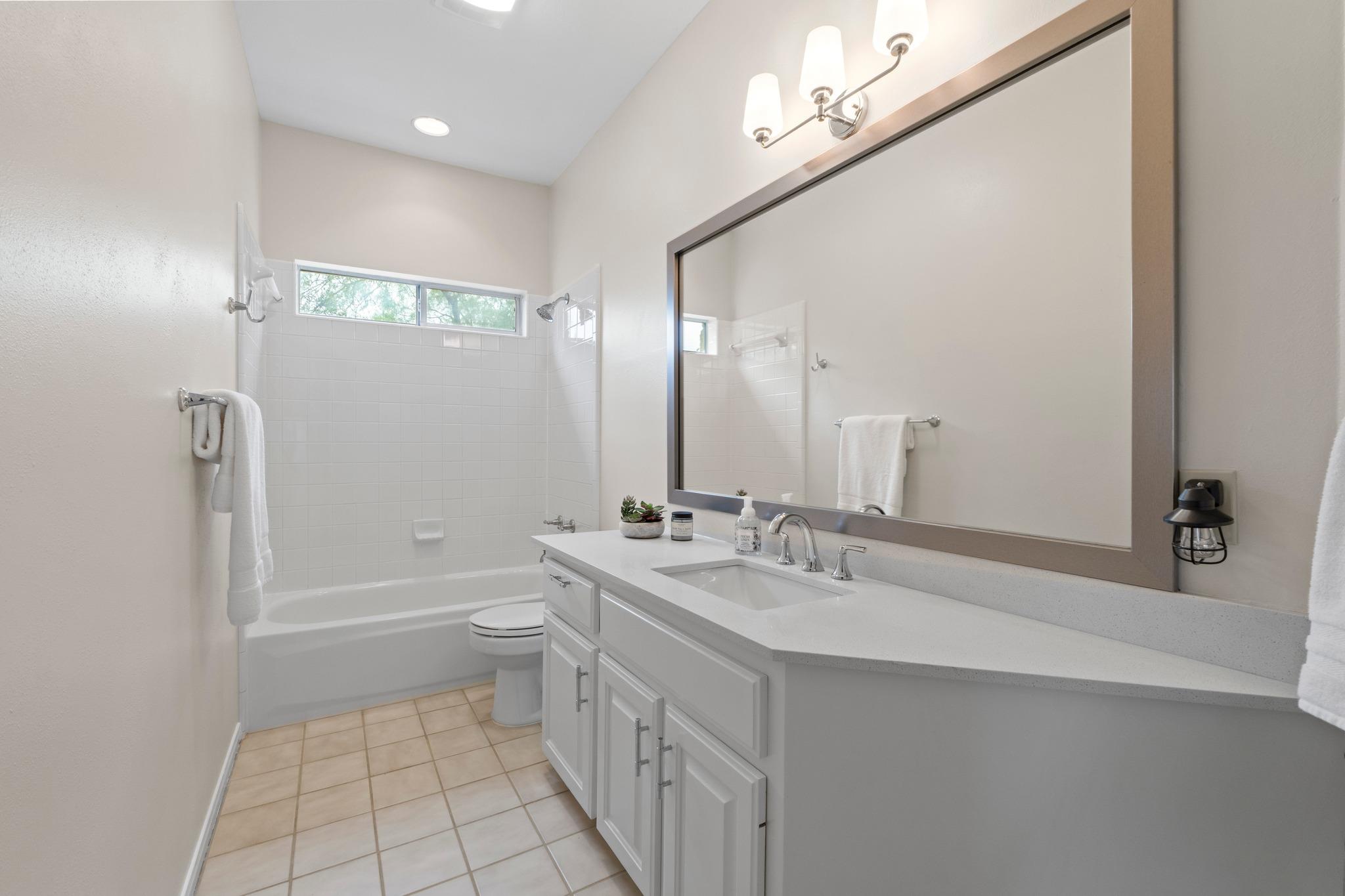 303 Pin Oak Ct, Mountain City, TX 78610