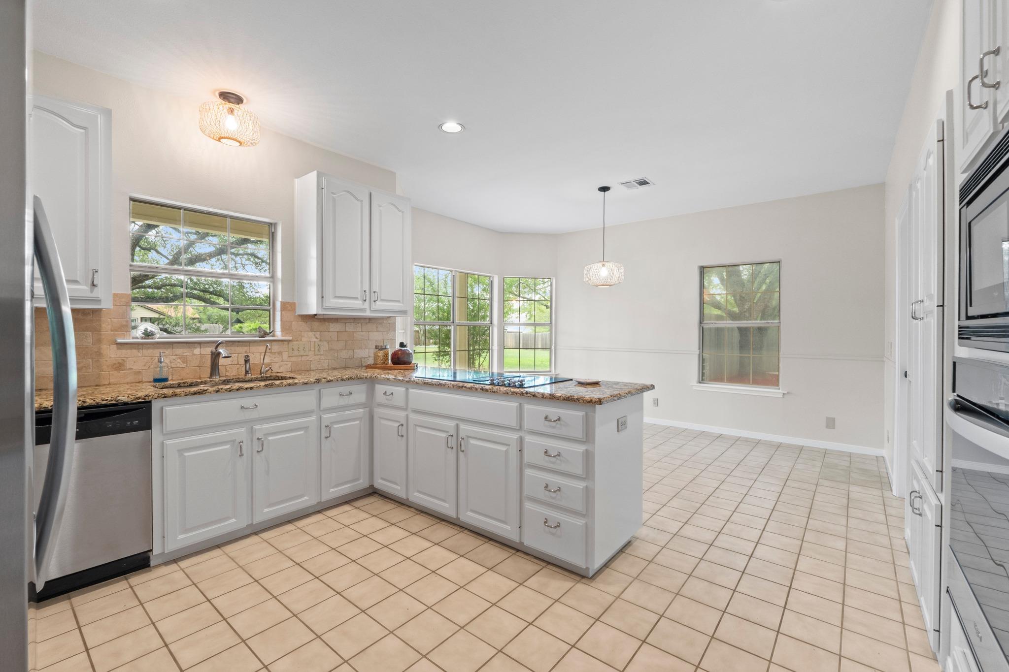 303 Pin Oak Ct, Mountain City, TX 78610