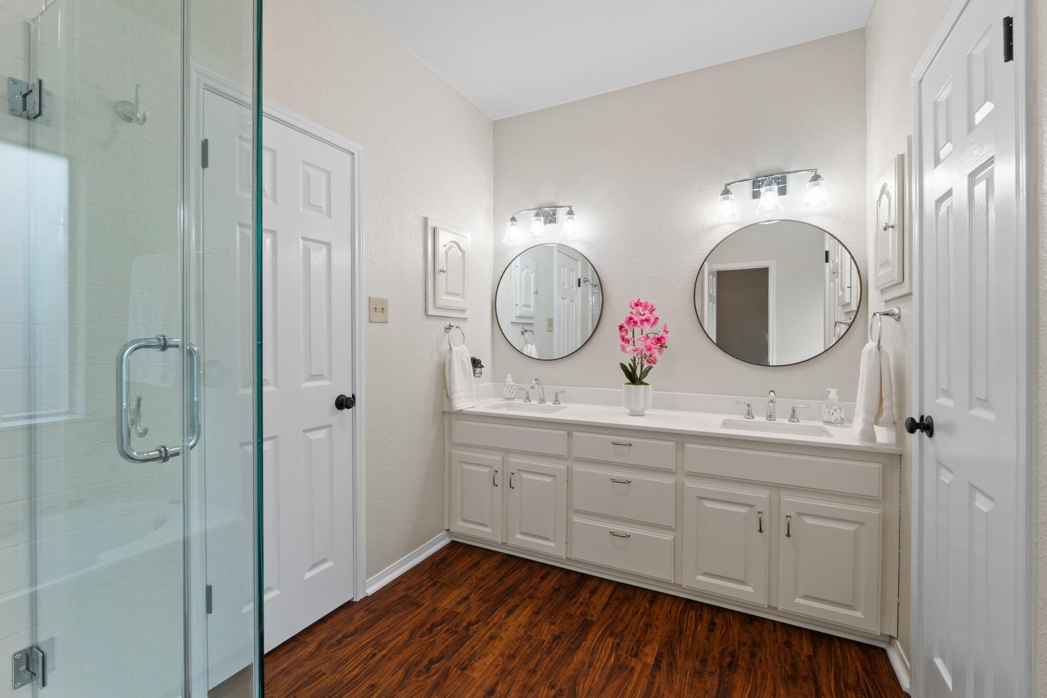 303 Pin Oak Ct, Mountain City, TX 78610