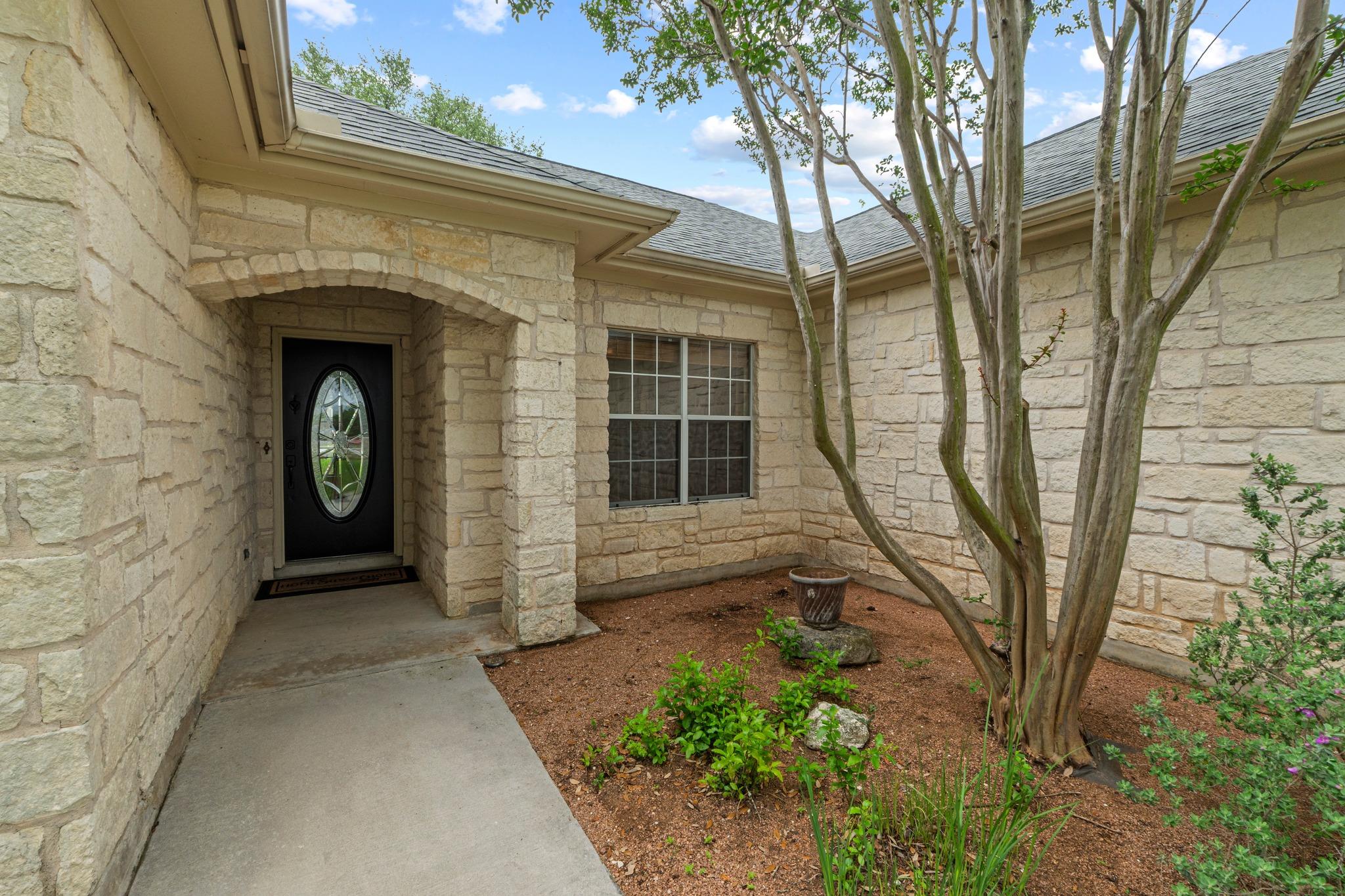 303 Pin Oak Ct, Mountain City, TX 78610