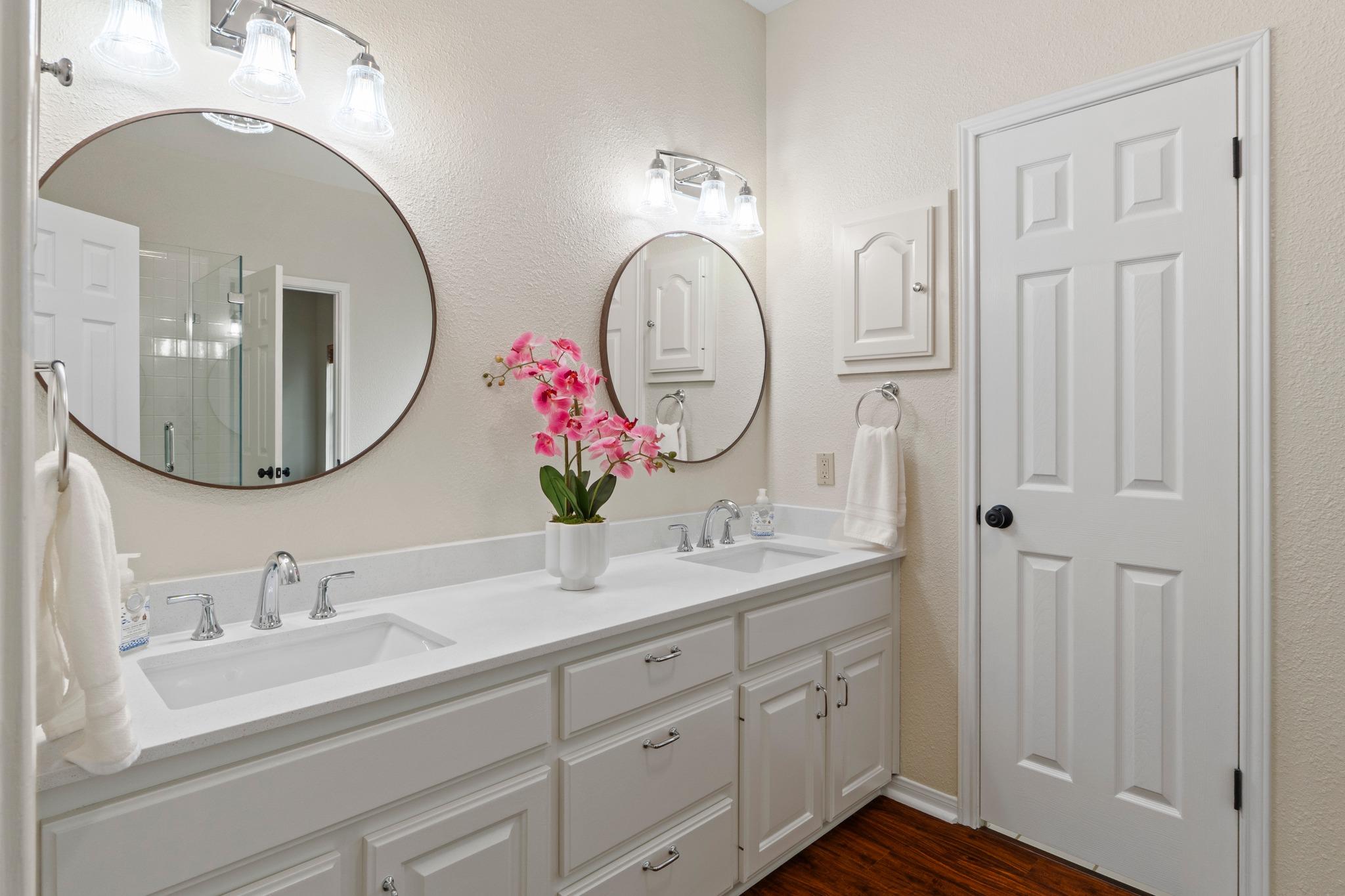 303 Pin Oak Ct, Mountain City, TX 78610