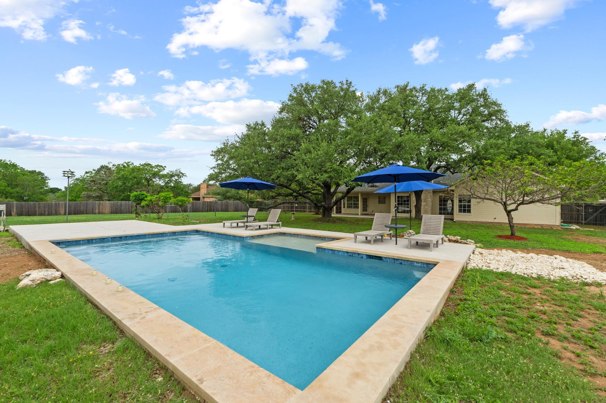 303 Pin Oak Ct, Mountain City, TX 78610