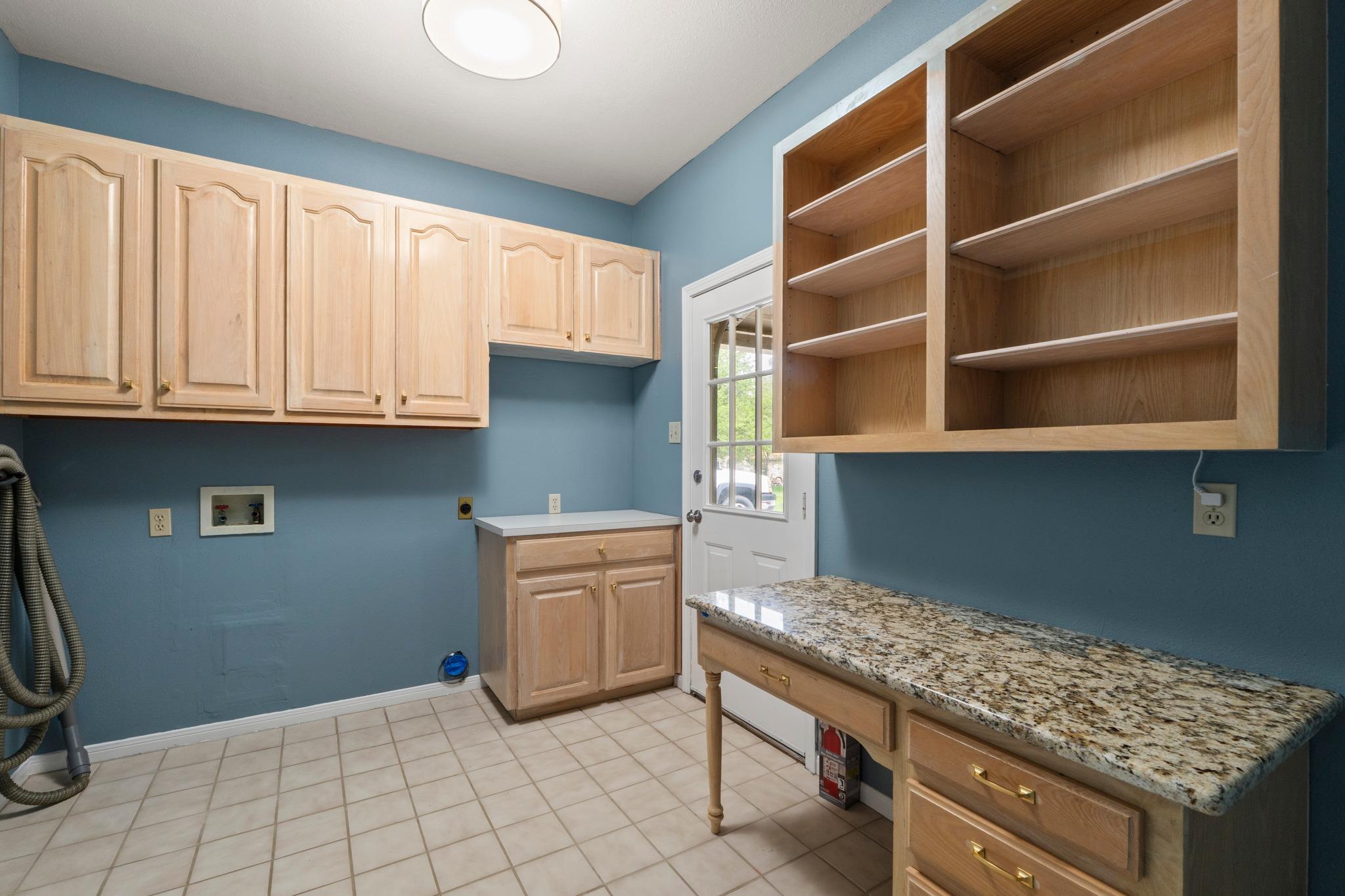 303 Pin Oak Ct, Mountain City, TX 78610