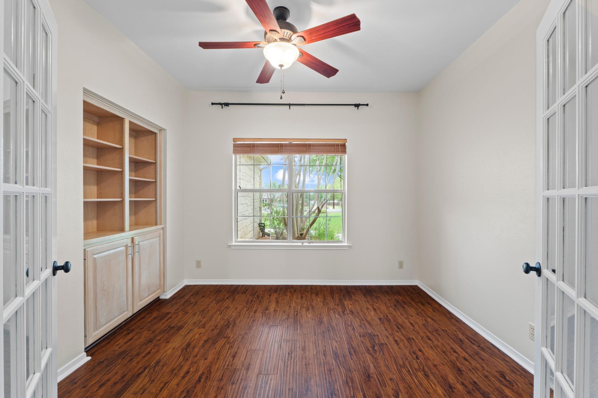 303 Pin Oak Ct, Mountain City, TX 78610