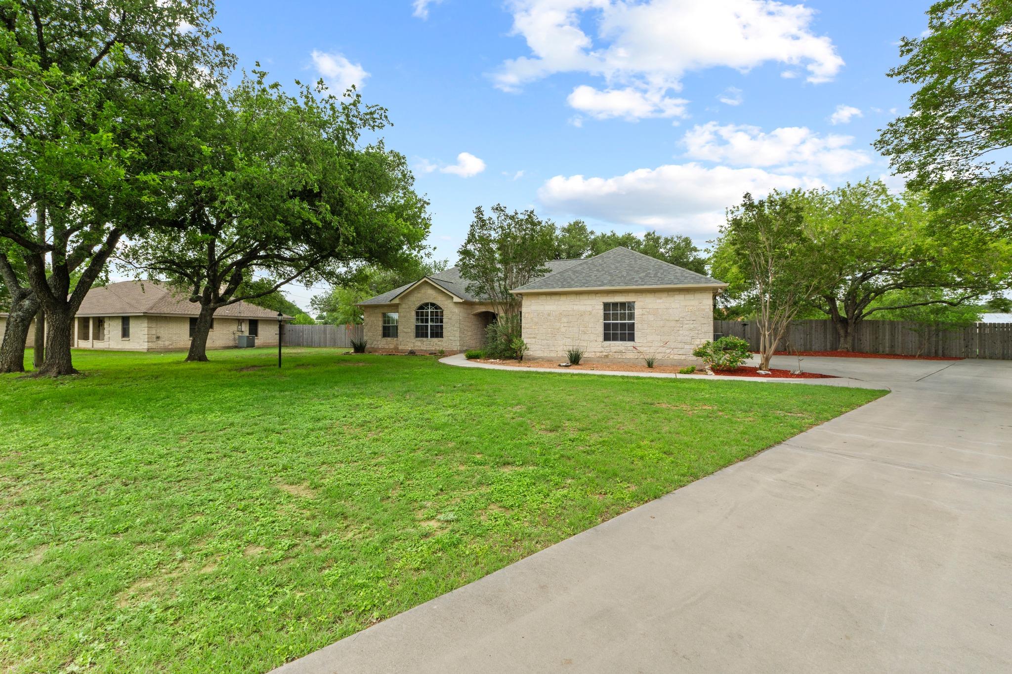 303 Pin Oak Ct, Mountain City, TX 78610