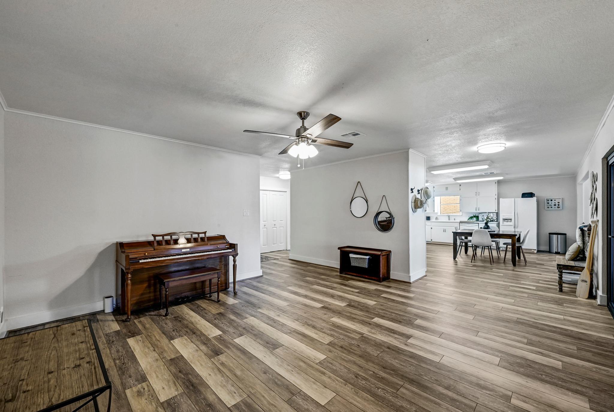 4690 River Oaks Dr, Kingsland, TX 78639