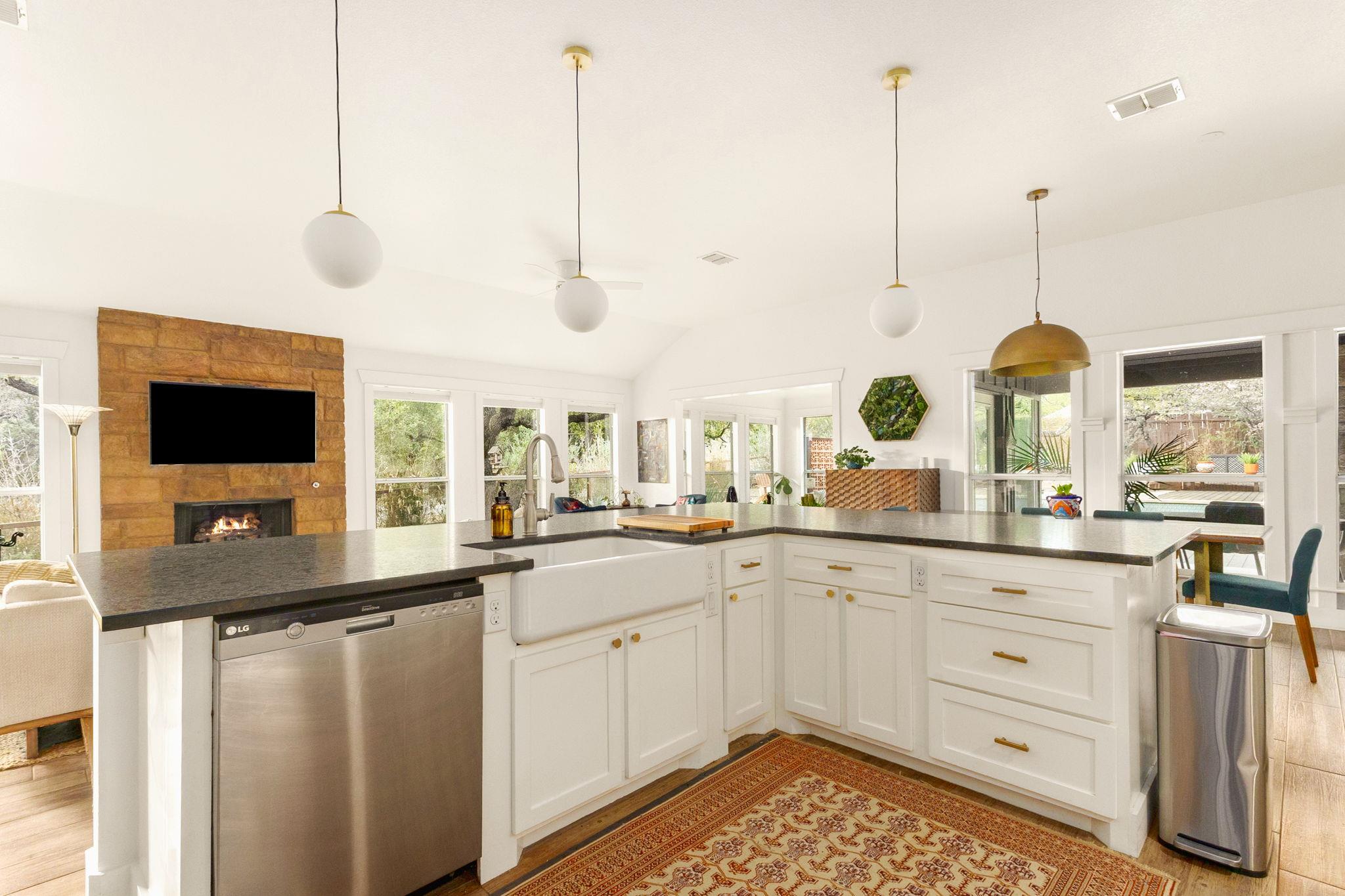 2 Crooked Arrow Ct, Wimberley, TX 78676