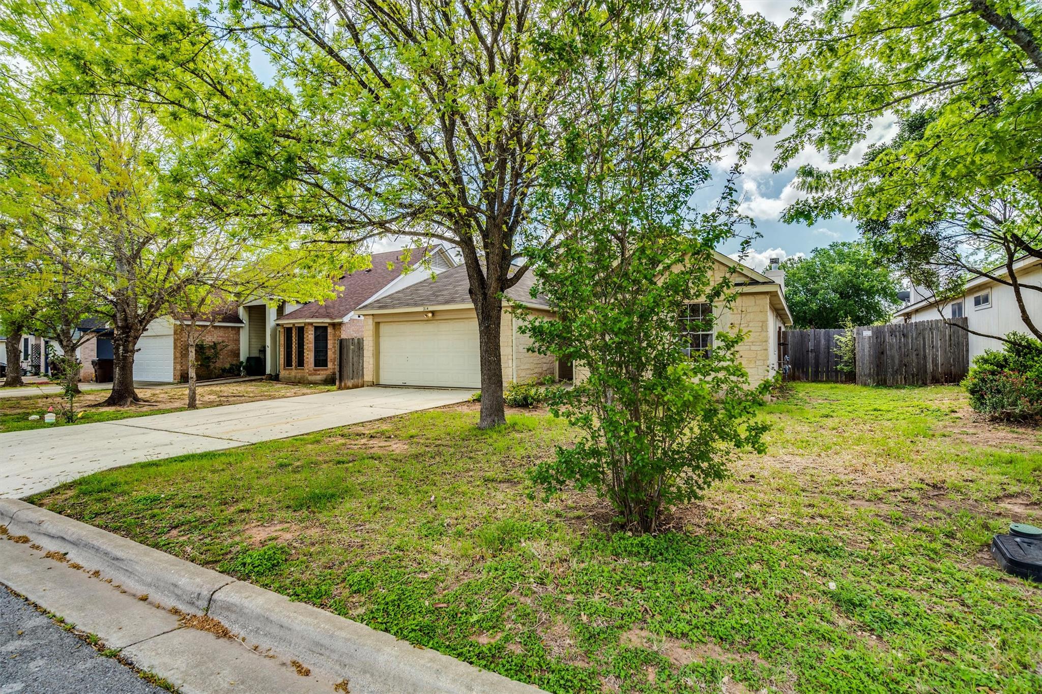 214 Sandhill Dr, Lockhart, TX 78644