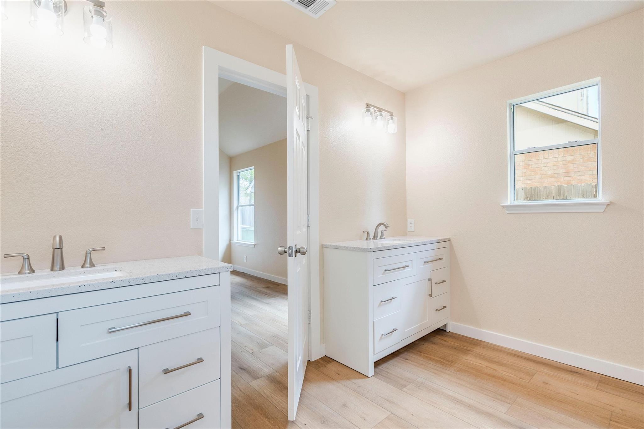 214 Sandhill Dr, Lockhart, TX 78644