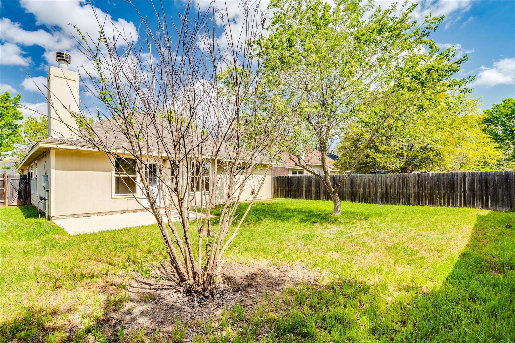 214 Sandhill Dr, Lockhart, TX 78644