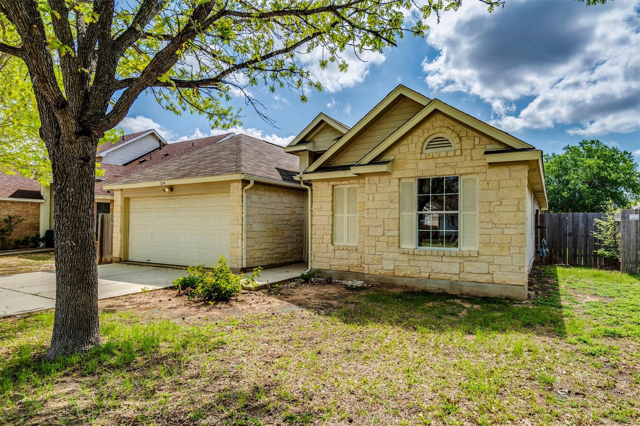 214 Sandhill Dr, Lockhart, TX 78644